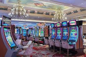 Antarmuka aplikasi bosmahong menampilkan menu utama dengan permainan slot dan kasino live