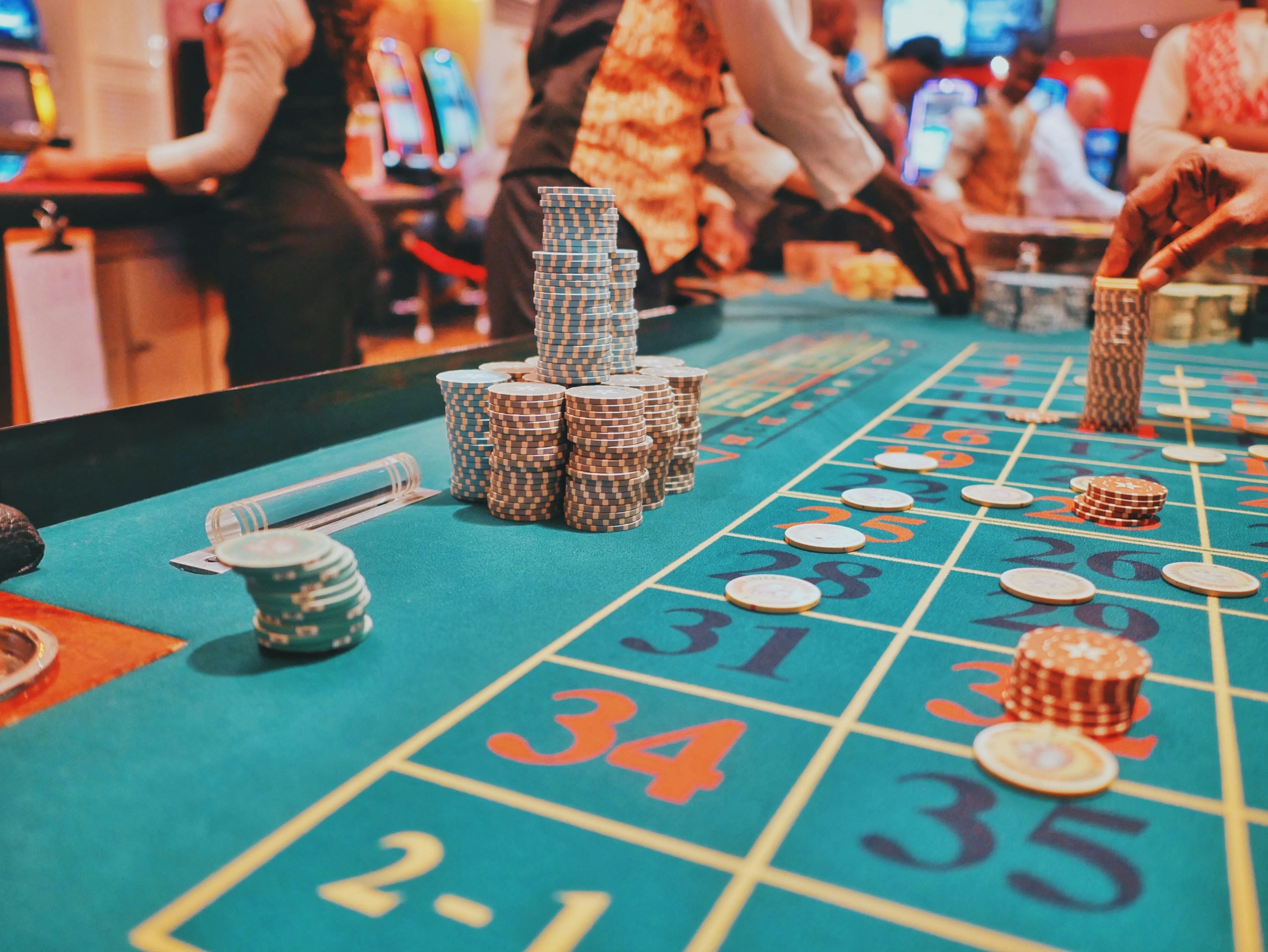 Antarmuka Domino QQ bosmahong menampilkan meja permainan dan kartu kontrol pemain